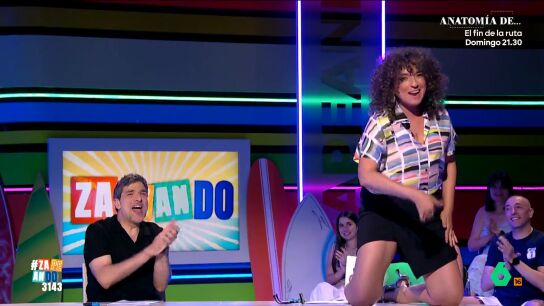 La zapeadora destaca siempre por sus bailes y, como es de esperar, se deja llevar por el ritmo de esta conocida canci&oacute;n veraniega. No te pierdas su 'actuaci&oacute;n' en el v&iacute;deo principal. 