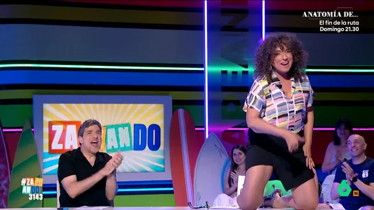 Virginia Riezu lo da todo bailando 'Tacatà' de Tacabro: "¡Vamos, mi peña, que es viernes y hay partido!" La zapeadora destaca siempre por sus bailes y, como es de esperar, se deja llevar por el ritmo de esta conocida canción veraniega. No te pierdas su 'actuación' en el vídeo principal.