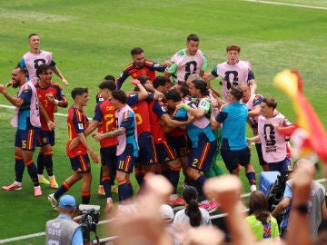 La Selecci&oacute;n celebra el tanto de Mikel Merino ante B&eacute;lgica