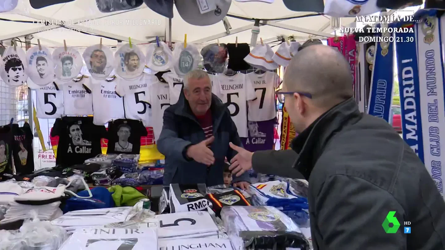 El mercado negro de las falsificaciones de camisetas de fútbol, al alza: "Es el mismo trozo de tela" El mercado negro de las falsificaciones de camisetas de fútbol, al alza: "Es el mismo trozo de tela"