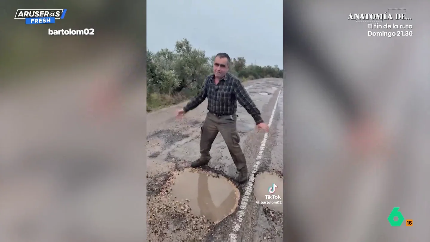 El viral enfado de un señor con el mal estado de la carretera de su pueblo: "¡Y luego me echan atrás a mí la ITV!" El viral enfado de un señor con el mal estado de la carretera de su pueblo: "¡Y luego me echan atrás a mí la ITV!"