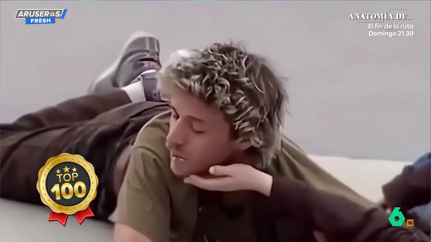 El vídeo viral del joven que quiere impresionar a su novia con un patinete y acaba perdiendo los dientes El vídeo viral del joven que quiere impresionar a su novia con un patinete y acaba perdiendo los dientes