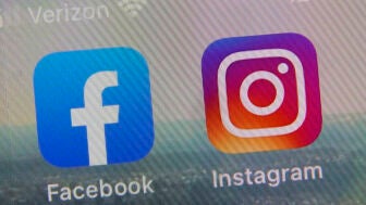 Las apps de Facebook e Instagram, en un tel&eacute;fono m&oacute;vil