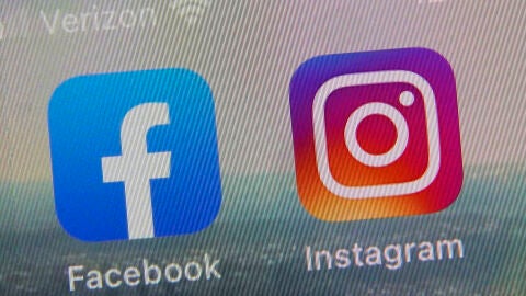 Las apps de Facebook e Instagram, en un tel&eacute;fono m&oacute;vil