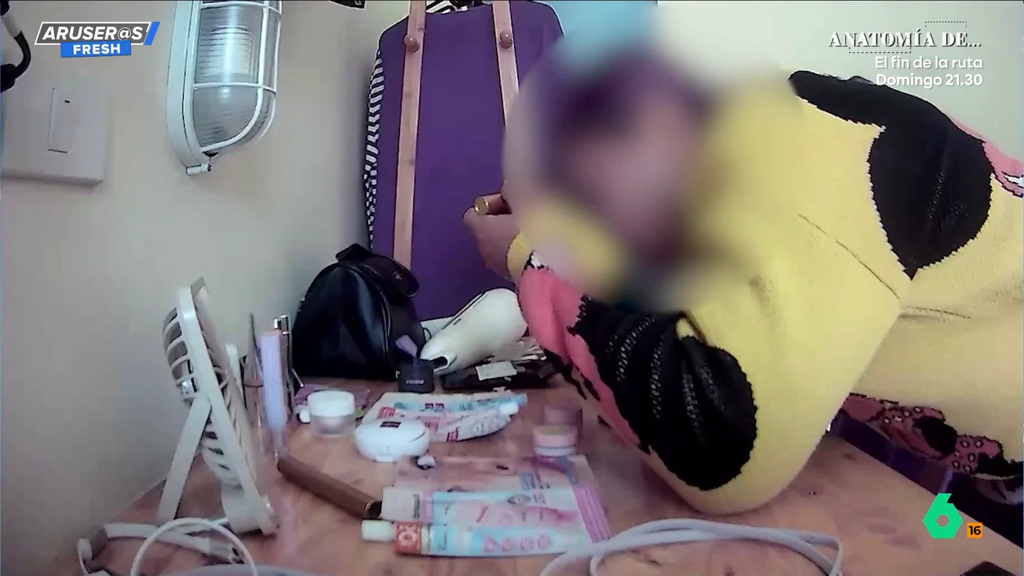 Pillan al personal de un hotel usando el maquillaje de una huésped: el vídeo viral que indigna a Alfonso Arús Pillan al personal de un hotel usando el maquillaje de una huésped: el vídeo viral que indigna a Alfonso Arús
