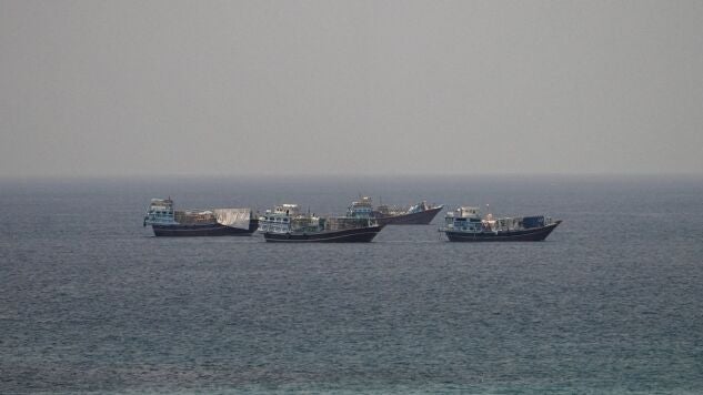 Barcos navegando por el estrecho de Ormuz