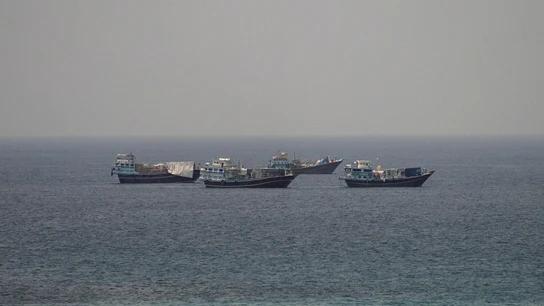 Barcos navegando por el estrecho de Ormuz Barcos navegando por el estrecho de Ormuz