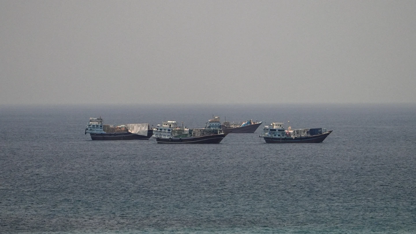 Barcos navegando por el estrecho de Ormuz Barcos navegando por el estrecho de Ormuz