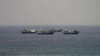 Barcos navegando por el estrecho de Ormuz