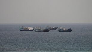 Barcos navegando por el estrecho de Ormuz