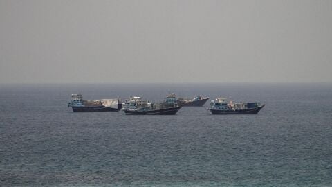 Barcos navegando por el estrecho de Ormuz