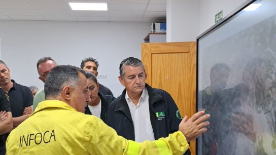 El consejero de Presidencia, Sanidad y Emergencias de Andaluc&iacute;a, Antonio Sanz, en el Puesto de Mando Avanzado del incendio de Los Gallardos