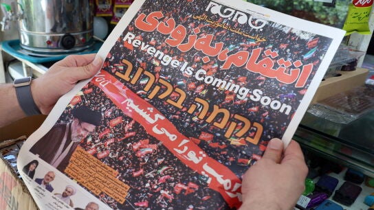 Un peri&oacute;dico iran&iacute; con im&aacute;genes del funeral del ayatol&aacute; Al&iacute; Jamene&iacute; y una fotograf&iacute;a del l&iacute;der supremo de Ir&aacute;n, el ayatol&aacute; Mojtaba Jamene&iacute;, con el l titular "La venganza llegar&aacute; pronto"