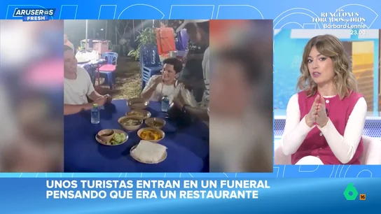 El insólito vídeo viral de unos turistas que acaban comiendo en un funeral por error El insólito vídeo viral de unos turistas que acaban comiendo en un funeral por error