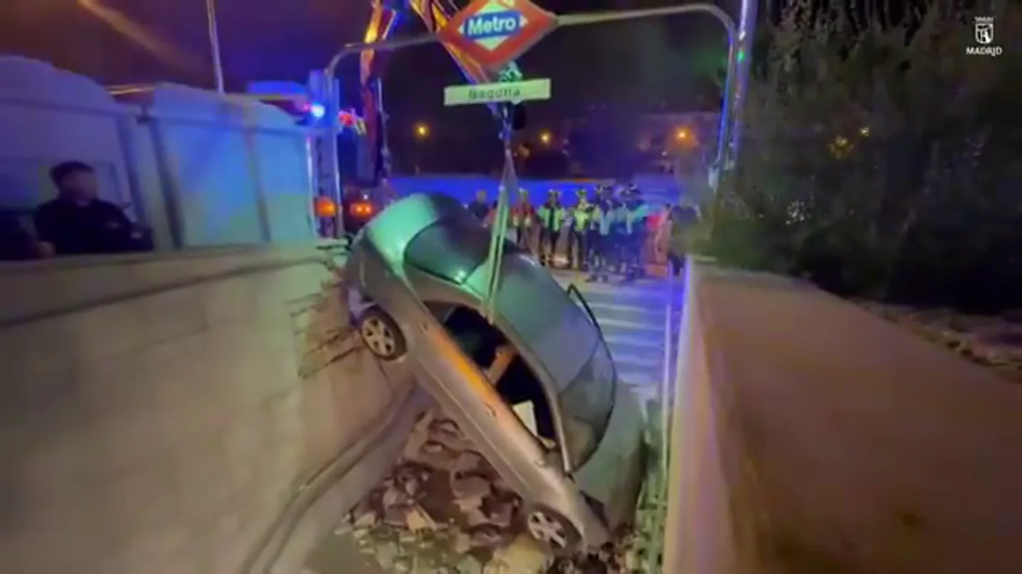 Un accidente en Madrid acaba con un coche en las escaleras del Metro de Begoña Un accidente en Madrid acaba con un coche en las escaleras del Metro de Begoña