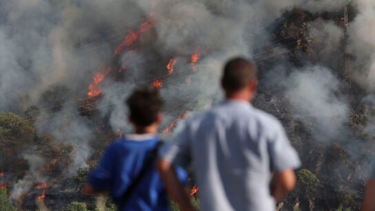 Dos personas observan el incendio de Ribas de Sil (Lugo)