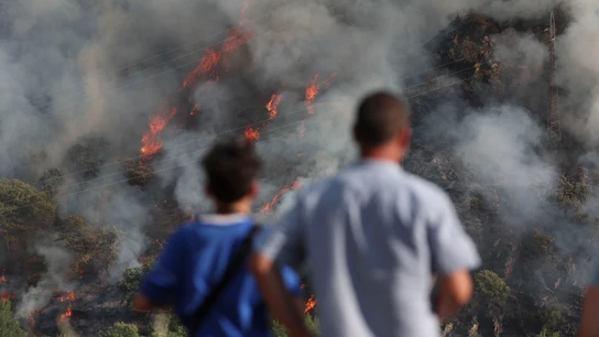 Dos personas observan el incendio de Ribas de Sil (Lugo) Dos personas observan el incendio de Ribas de Sil (Lugo)