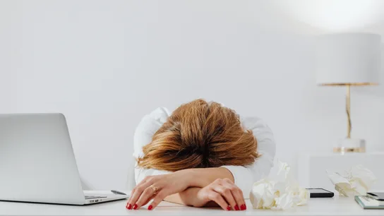 Una mujer agotada por el trabajo. Una mujer agotada por el trabajo.