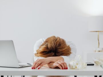 Una mujer agotada por el trabajo. Una mujer agotada por el trabajo.