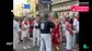 El 'Joker' de San Fermín continúa generando tensión en los encierros: la Policía se lo ha tenido que llevar tras encararse con los mozos El 'Joker' de San Fermín continúa generando tensión en los encierros: la Policía se lo ha tenido que llevar tras encararse con los mozos