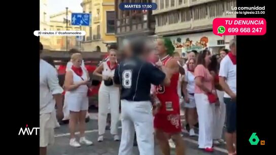 El conocido como 'Joker' de San Ferm&iacute;n, un influencer norteamericano, ha protagonizado nuevos momentos de tensi&oacute;n tras encararse e insultar a varios mozos. Por tercera vez en estos d&iacute;as, la Polic&iacute;a ha tenido que llev&aacute;rselo e identificarlo.