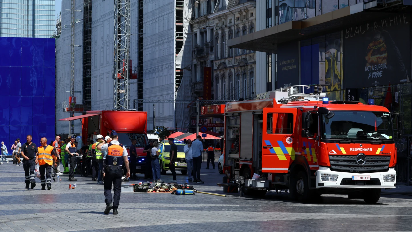 Imagen de camiones de Bomberos a la entrada del edificio incendiado en Bruselas Imagen de camiones de Bomberos a la entrada del edificio incendiado en Bruselas