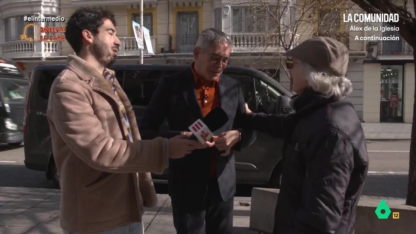 La sorprendente reacción de un hombre tras encontrarse cara a cara con Boris Izaguirre: "Te he hecho muchas fotos en mi vida" En 'Díselo a la cara', Isma Juárez escondía a Boris Izaguirre en una furgoneta para que escuchara las opiniones a favor y en contra de los españoles, para después ver sus reacciones cuando el escritor aparecía ante ellos.