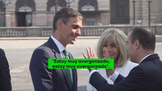 Sánchez se disculpa en París por el artículo racista de Rajoy: "Estoy muy avergonzado por las palabras de nuestro expresidente" Sánchez se disculpa en París por el artículo racista de Rajoy: "Estoy muy avergonzado por las palabras de nuestro expresidente"