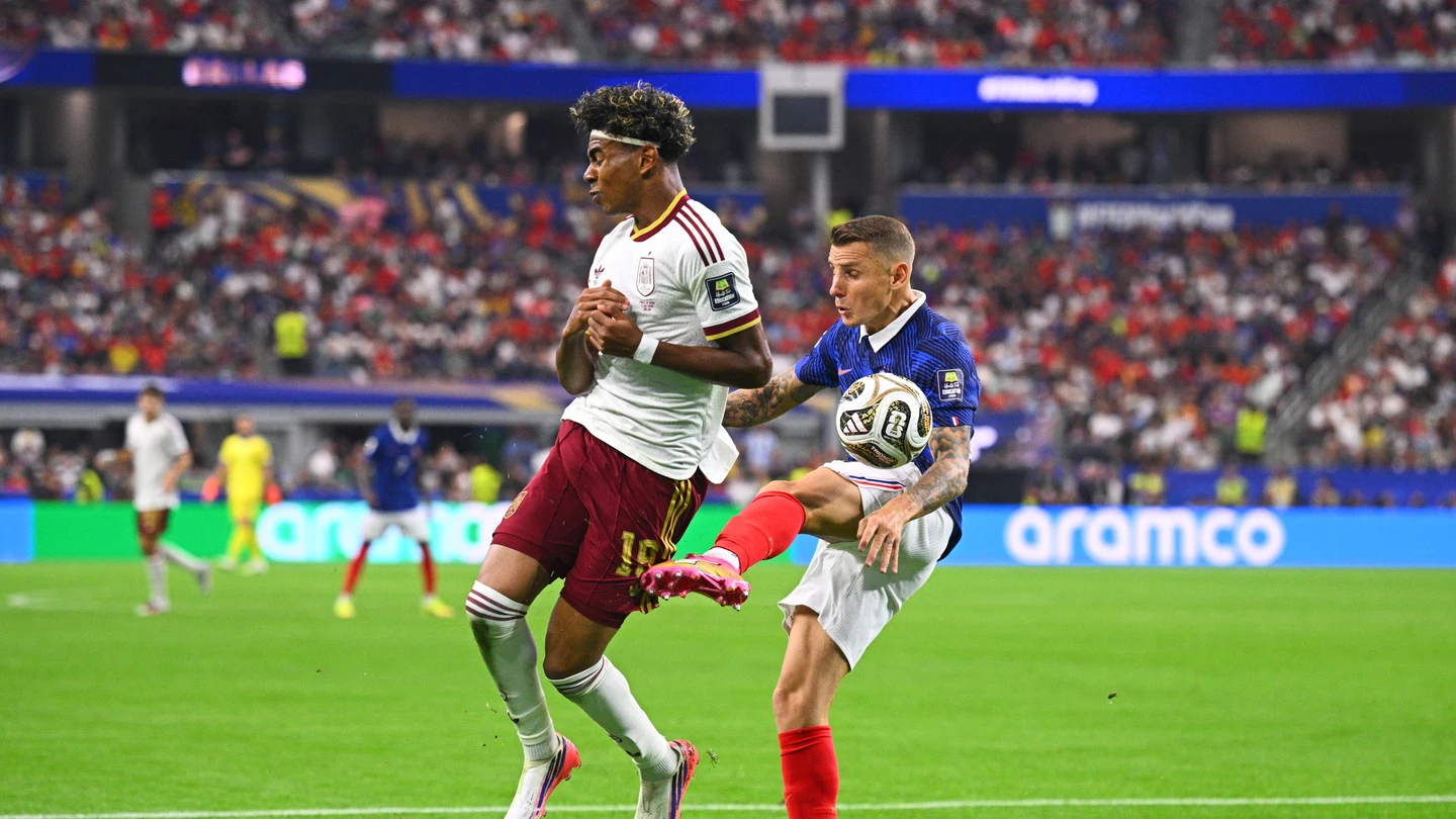 Digne golpea a Lamine Yamal Digne golpea a Lamine Yamal