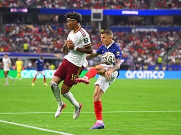 Digne golpea a Lamine Yamal