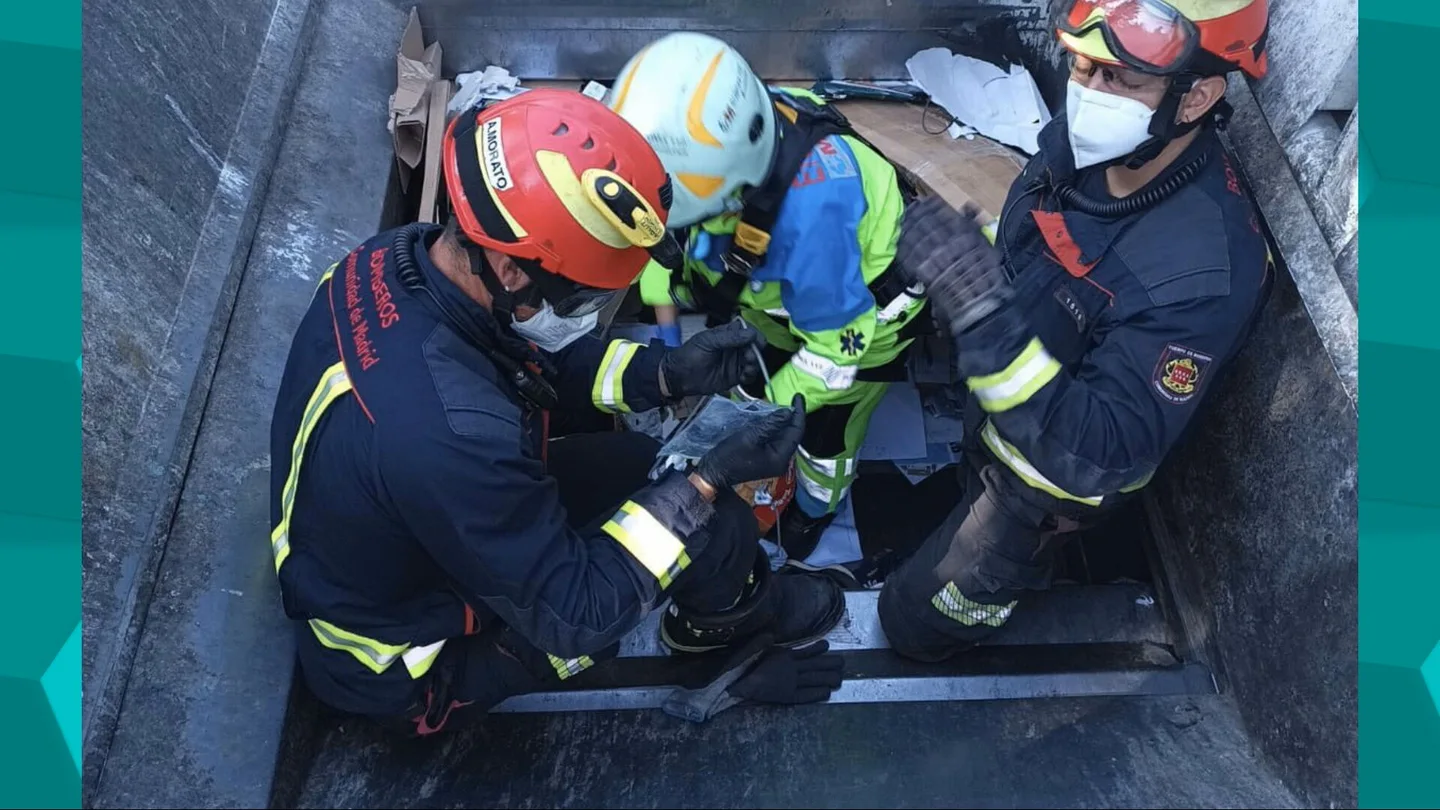 Rescatada de un camión de la basura una mujer que dormía en un contenedor en Rivas (Madrid) Rescatada de un camión de la basura una mujer que dormía en un contenedor en Rivas (Madrid)
