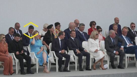 La imagen de S&aacute;nchez mirando el m&oacute;vil en un acto en Par&iacute;s minutos despu&eacute;s de conocerse la condena por prevaricaci&oacute;n a su hermano