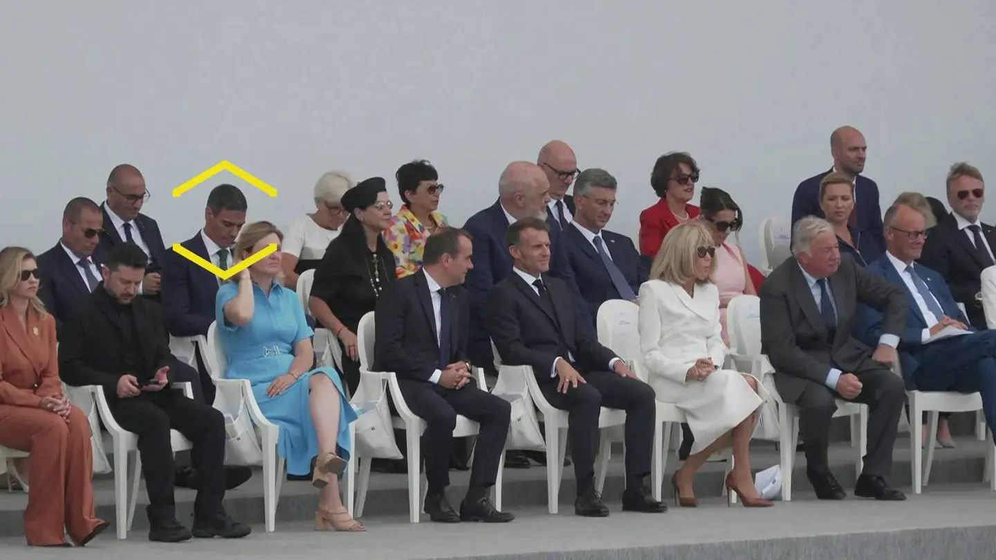 La imagen de Sánchez mirando el móvil en un acto en París minutos después de conocerse la condena por prevaricación a su hermano La imagen de Sánchez mirando el móvil en un acto en París minutos después de conocerse la condena por prevaricación a su hermano