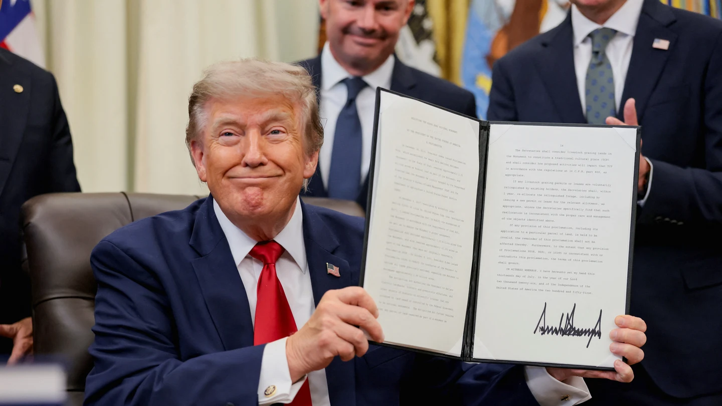 El presidente de Estados Unidos, Donald Trump, sonriente tras la firma de un decreto El presidente de Estados Unidos, Donald Trump, sonriente tras la firma de un decreto