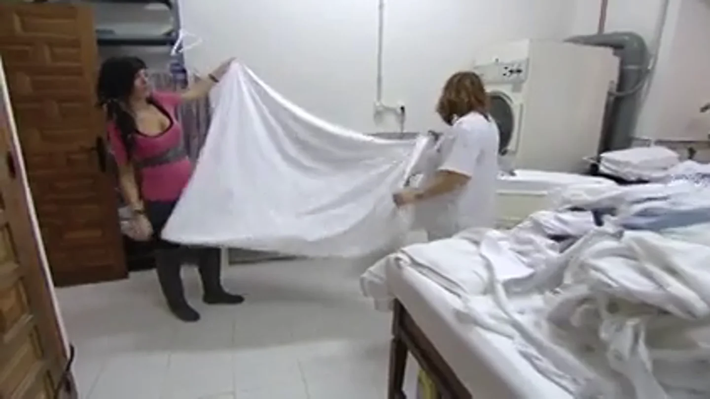 'La Iratxe' se va a un convento a ayudar a su madre y acaba sacándola de quicio: "La niña de los c..." 'La Iratxe' se va a un convento a ayudar a su madre y acaba sacándola de quicio: "La niña de los c..."