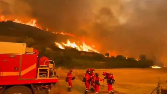 La UME lucha contra el incendio de Zaragoza donde las llamas obligan a desalojar a los vecinos de Or&eacute;s, As&iacute;n y Luesia