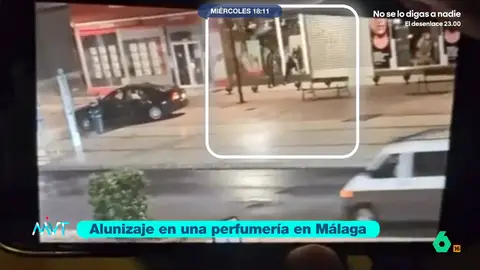 Un alunizaje contra una perfumería de Málaga acaba en persecución con lanzamiento de extintores y embestidas contra la Policía La rápida reacción de la Policía Local de Málaga pilló a los ladrones in fraganti que, en su huida, embistieron contra un vehículo policial y lanzaron extintores a los agentes.
