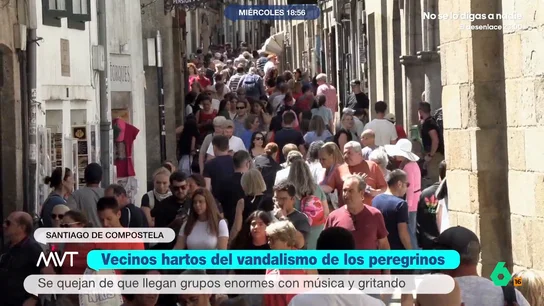 Los vecinos de Santiago estallan por los peregrinos incívicos: "La Plaza del Obradoiro se ha convertido en una zona de camping" Más Vale Tarde pregunta a vecinos del casco antiguo de Santiago de Compostela y hosteleros por el tremendo flujo de peregrinos a la ciudad. Unos denuncian comportamientos incívicos, otros defienden el negocio que supone para la ciudad.