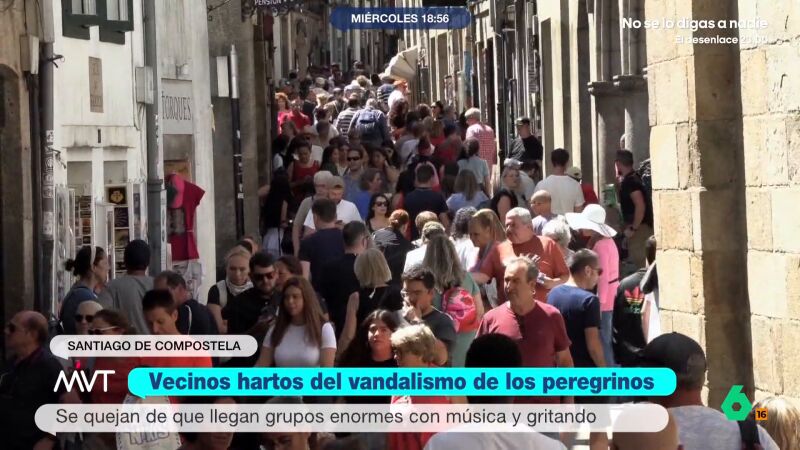 Los vecinos de Santiago estallan por los peregrinos inc&iacute;vicos: "La Plaza del Obradoiro se ha convertido en una zona de camping"