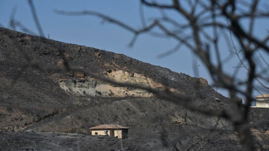 La UME lucha contra el incendio de Zaragoza donde las llamas obligan a desalojar a los vecinos de Or&eacute;s, As&iacute;n y Luesia