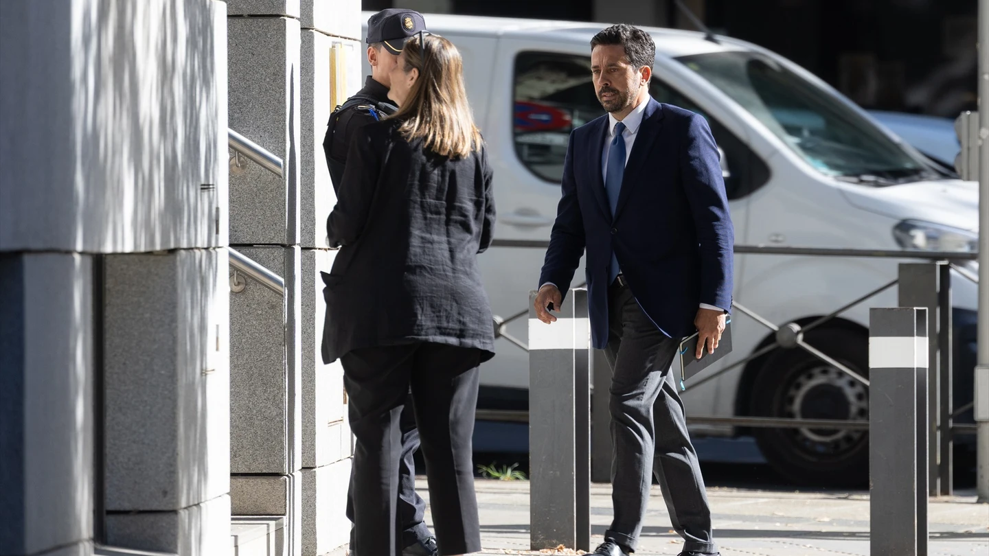 El exteniente fiscal de la Secretaría Técnica de la Fiscalía General del Estado, Diego Villafañe, a su llegada a la Audiencia Nacional, este miércoles. El exteniente fiscal de la Secretaría Técnica de la Fiscalía General del Estado, Diego Villafañe, a su llegada a la Audiencia Nacional, este miércoles.