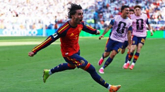  Ferran Torres celebra el primer gol de la selecci&oacute;n.
