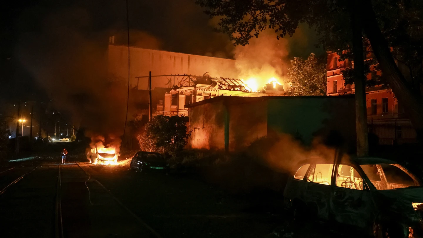 Imagen del incendio causado por el impacto de un misil ruso en un edificio en Kyiv Imagen del incendio causado por el impacto de un misil ruso en un edificio en Kyiv