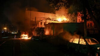 Imagen del incendio causado por el impacto de un misil ruso en un edificio en Kyiv