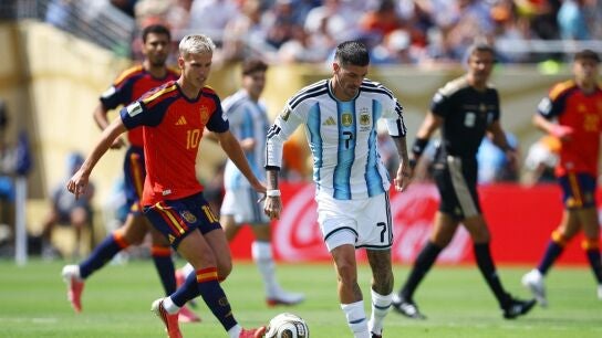Dani Olmo, ante Rodrigo de Paul