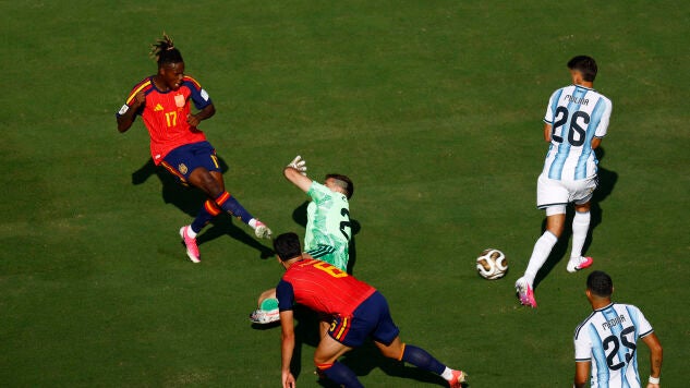  Nico Williams, de Espa&ntilde;a , anota un gol en la final del Mundial que posteriormente fue anulado.