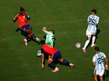  Nico Williams, de Espa&ntilde;a , anota un gol en la final del Mundial que posteriormente fue anulado.