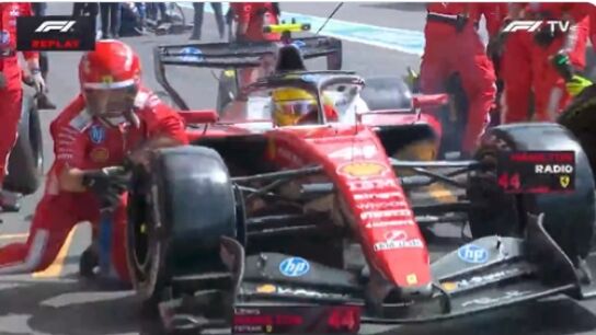 Susto en la parada en boxes de Lewis Hamilton: &iexcl;atropell&oacute; a un mec&aacute;nico!