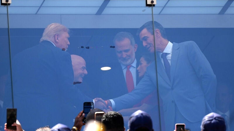 Saludo entre S&aacute;nchez y Trump en la final del Mundial