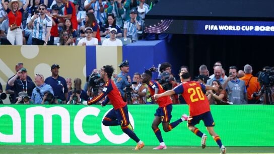 Ferran Torres celebra un gol con Espa&ntilde;a